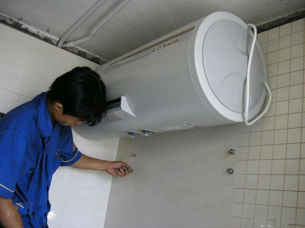 大家在家里卫生间清洗的频率是怎样的?基本上都不会少,那大家有没有做过电热水器清洗呢?电热水器一般在表面是看不见污垢的,所以常常会被我们忽略电热水器清洗的工作,不过如果及时地对电热水器清洗,就可以延长它的寿命并且使用效果会更好,那电热水器清洗怎么做的呢?有哪些注意事项呢?