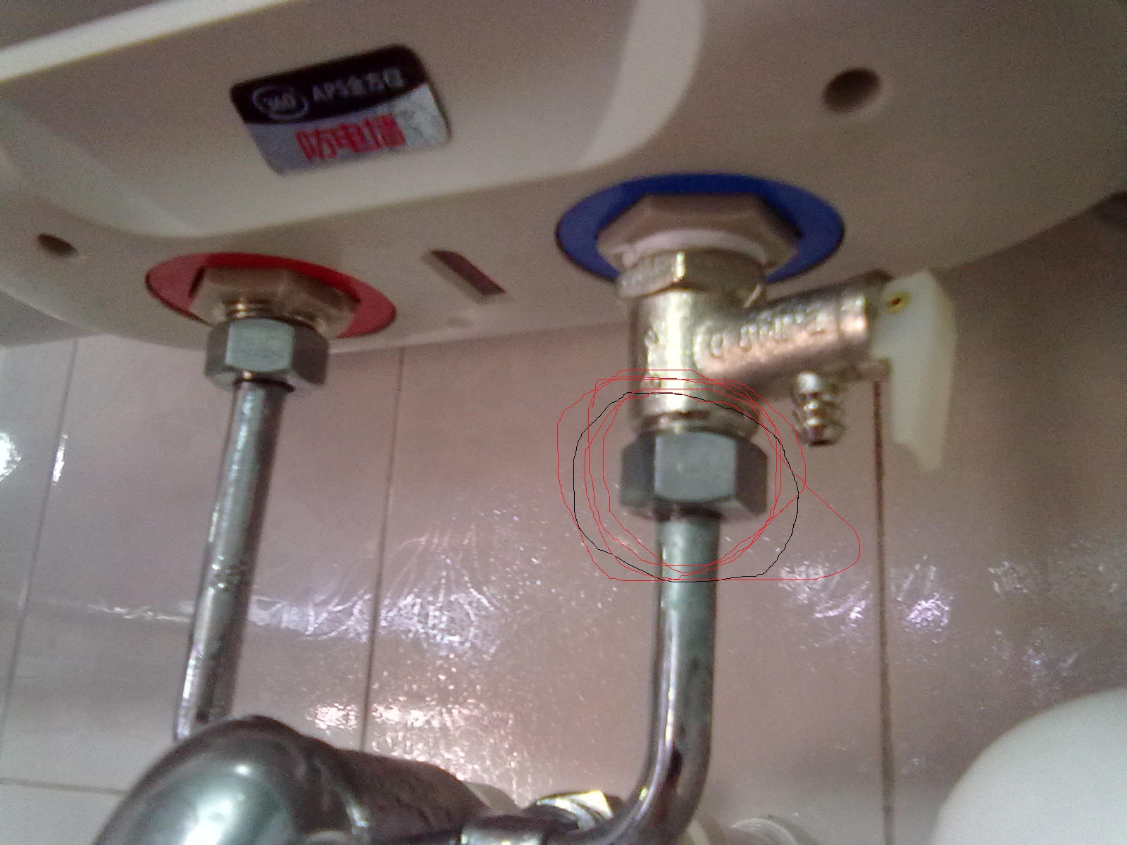 热水器漏水能修吗 热水器漏水原因及解决方法