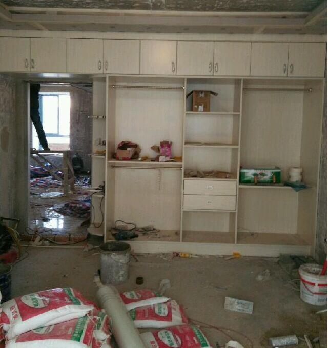 虎门周边工程: 我公司是一家集装饰设计,工程施工为一体的装饰企业。主要从事住宅、公寓、办公、商业、酒店、学校、医院等场所的装修设计和施工。 服务项目: 1、居家、店铺、办公楼等室内、外装修; 2、水电安装、消防改造、各种强弱电施工 3、室内外涂料粉刷、墙面翻新; 4、包门套、窗套,制作各类衣柜、办公桌、展示柜; 5、铺地板、做厨柜、吊柜、地柜、隔断墙、吊顶造型、屏风制作等; 6 卫生间防水,水路安装。 7、铺贴地砖、瓷砖、大理石,砌红砖墙,厨、卫改造; 8、门头