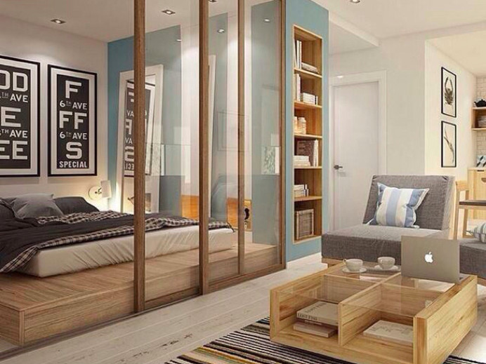 房子面积不够大,利用木框玻璃移门来作为空间隔断,使客厅与卧室
