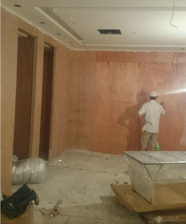 虎门周边: 承接:家装,工装,店铺、厂房、写字楼装修、旧房翻新。做各种室内外装修、石膏板吊顶,天花吊顶。 瓦工:铺地砖、墙砖、大理石,等。厨房、卫生间建墙改造,做防水。 油工:各种木制品刷油漆翻新,墙家装维修. 厨卫改装、水电路安装 旧房粉刷等 专业承接: 1、居家装饰、店铺装修、办公房装饰; 2、二手房简装、厨卫改装、水电安装; 3、涂料粉刷、墙面翻新; 4、包门套、窗套,制作各类衣柜、办公桌、展示柜; 5、铺地板、做厨柜、吊柜、地柜、隔断墙、吊顶造型、屏风制作等; 6、厨房卫生间防水,水路安装,弱电工