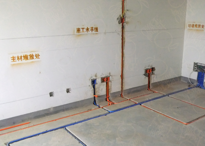 一般线路成本一米:电线两根各一米4元,穿线管一米1元,工费10元,另外的管箍、防水胶带算0.5元 共计:15.5元水路现在一般用金德、伟星、日丰的材料居多三者价位相差不是很大水路成本一米:管子5.57元不等,直接、过弯等25元不等,20内丝弯头810元不等 工费10元 大概:30元左右。