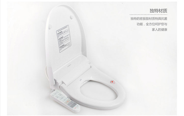 智能马桶盖怎么安装 智能马桶盖并不适用所有座便器 智能马桶盖可以说与智能座便器有着同样的功能,很多消费者都会这样认为:只要把智能马桶盖买回家就大功告成了,可以坐享智能马桶了。 但这种观点其实是消费者的一种误区,其实在选择智能马桶盖时,还是需要注意一些问题的,并不是所有的座便器都适合安装智能马桶盖的。 目前市场上销售的主流品牌的智能马桶盖基本上还是圆弧形的,这样就制约了不少方形座便器无法选择智能马桶盖,但已经有品牌开始做这种方形的智能马桶盖了。 在选择品牌的智能马桶盖时,很多时候都是与