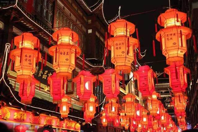 现场猜灯谜赢奖品,神秘大礼等你来拿,高