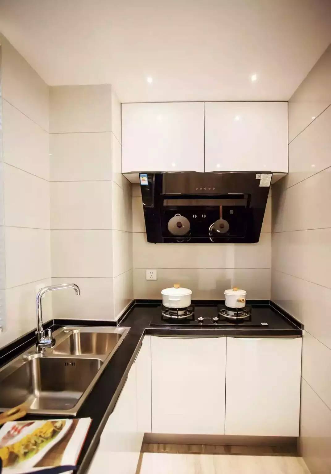 l型厨柜绕开了立柱,让厨房的使用空间最大化,白色可以很好的扩容,小