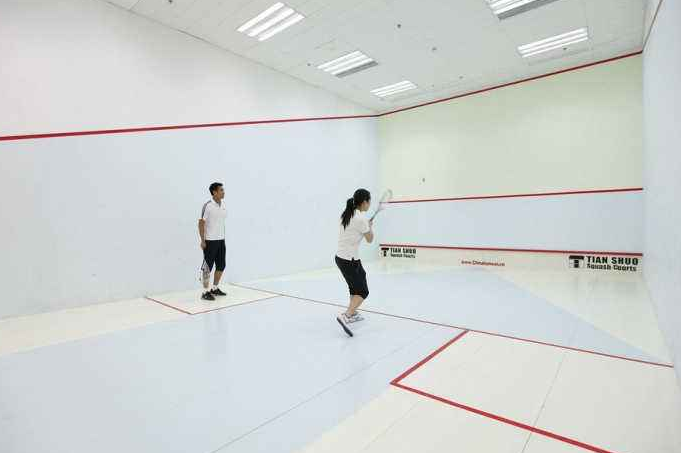 壁球是一种对墙击球的室内运动,因球在猛烈触及墙壁时发出类似英文"