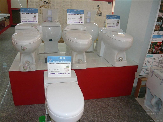 马桶已经成为现在每一家庭必备的卫浴用品,市场的马桶品牌样式都很多。只是很多人都存在一个一个缺点,就是冲水用水量太大,造成资源的浪费。而一杯水马桶则是很好的解决了这个问题,下面我们就一起来看看一杯水马桶的优缺点以及一杯水马桶价格。 一杯水马桶的优缺点 和现有传统马桶相比,一杯水马桶在结构上去除了传统马桶的虹吸弯道,采用独特设计的专用单项止逆阀门,解决了传统的马桶堵塞、倒溏、返味等问题。 一杯水马桶开关用脚踩,干净卫生。开关踩下,进水和排污两个阀门一起打开,污物在势能作用下排出马桶,同时进水快捷