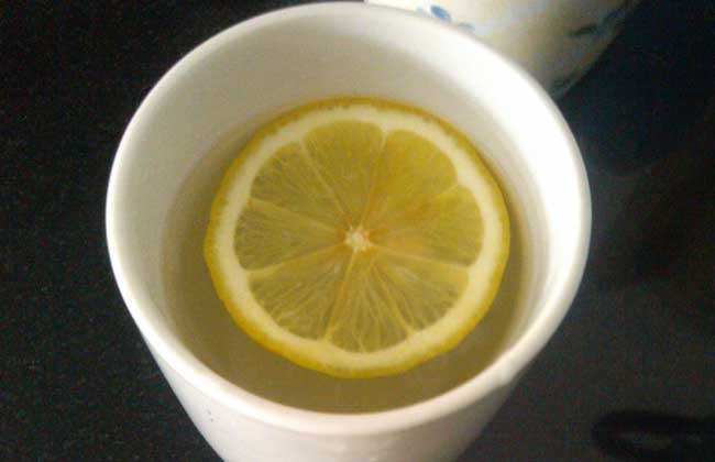 生活小常识:柠檬片泡水的功效 柠檬片泡水的副