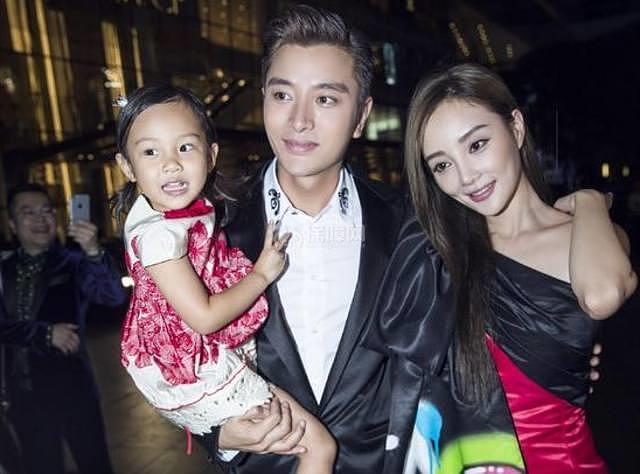 贾乃亮携妻女回老家过中秋 父母的豪华别墅曝