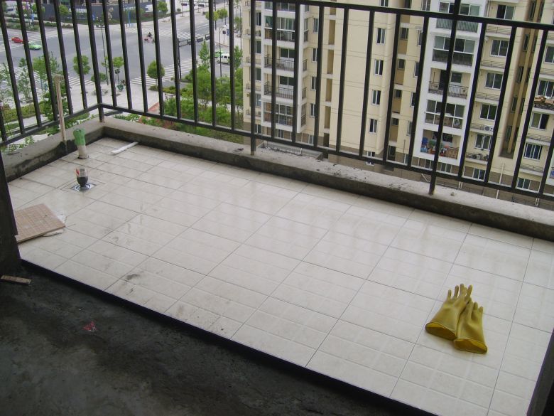 根据规范的要求,阳台地面的标高应该低于客厅地面,至少