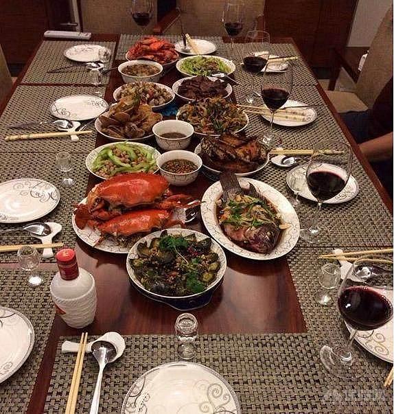 资讯中心 明星地产【图】  看这桌上大鱼大肉的摆着各种美食,就知道