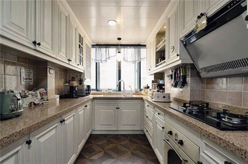 这是一款现代美式风格的厨房装修效果图,这款厨房采用u型的