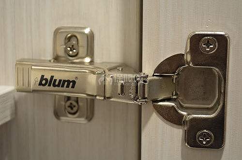衣柜门铰链安装技巧 如何调整衣柜门铰链