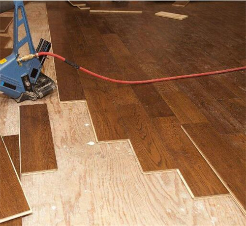 铺木地板