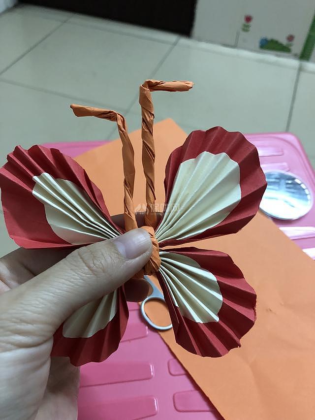[创意手工教程]:卫生纸筒制作可爱的小蝴蝶