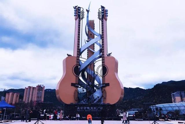 除了集安之外,在贵州的正安也有一座吉他雕塑