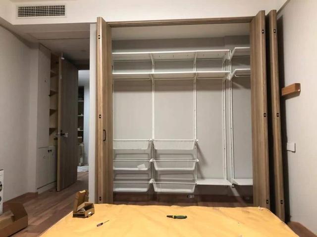 卧室家具 衣柜 正文     价格最高,故障率最高,性价比最低的,是折叠门
