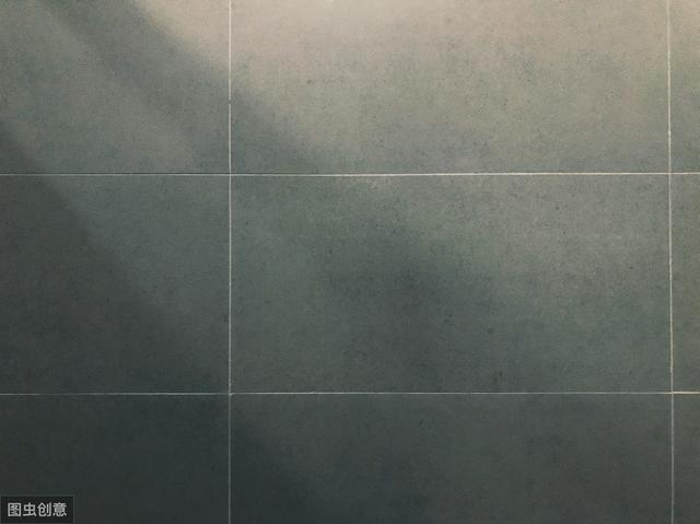 设计师告诉你，灰色瓷砖配什么颜色的美缝剂好看 卫生间的墙壁