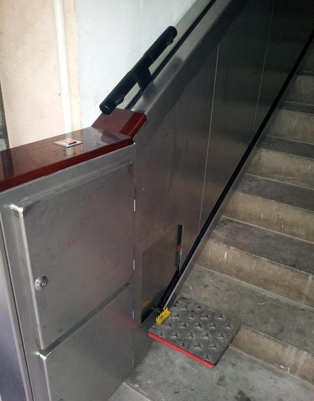 旧小区别装传统电梯了 现在流行一种电梯踏板便宜还不