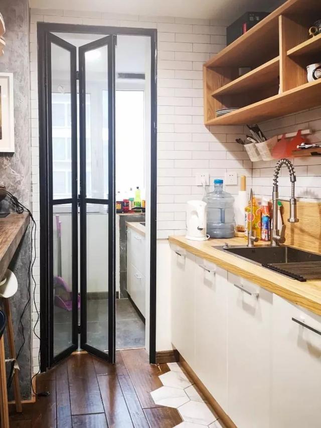 在厨房空间安装一扇折叠门,狭小的空间立刻视觉增大
