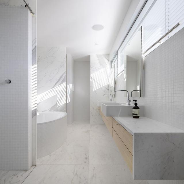 白色浴室设计理念 轻轻松松得来的美丽