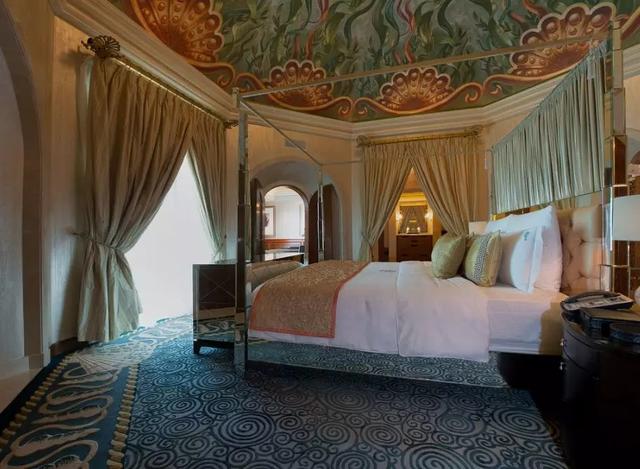 迪拜贵酒店一晚19万,房间1000㎡,只剩下钱的