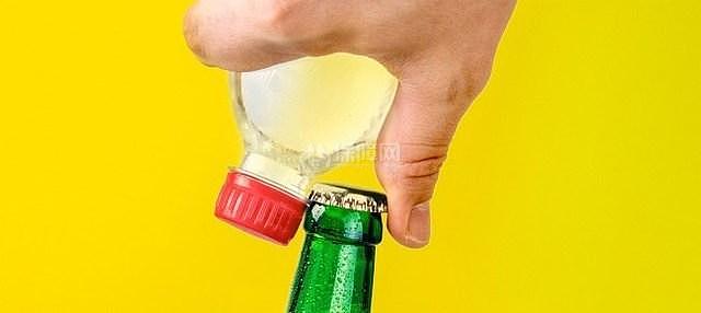 如何打開一個沒有開瓶器的瓶子