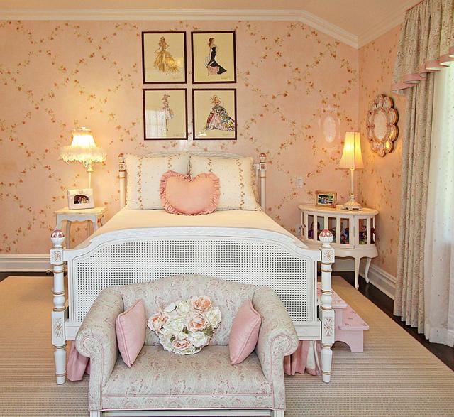 带有花卉图案和粉红色墙壁的小公主卧室.