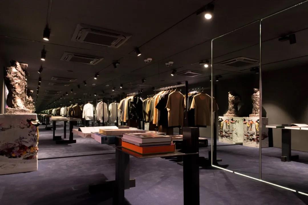 高端服装展示区   与外面展示空间的明亮不同,这里是昏暗的风格