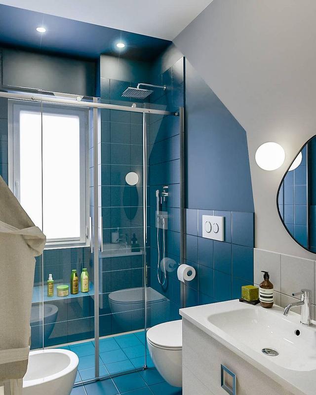 蓝色和白色的小浴室案例 平衡色彩组合不过时