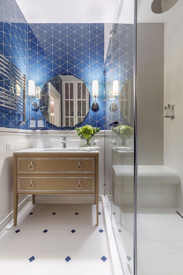蓝色和白色的小浴室案例 平衡色彩组合不过时