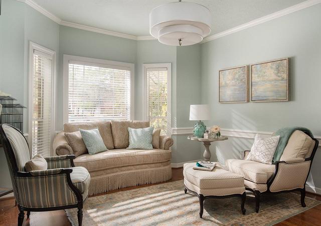 客厅怎么选择颜色搭配 从明亮到柔和的色调打造的清爽