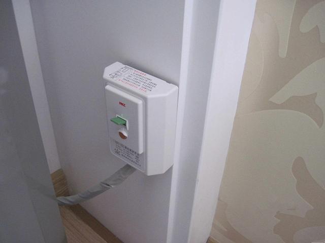 现在的空调柜机普遍不用插座了,而是选择更安全的明装断路器.