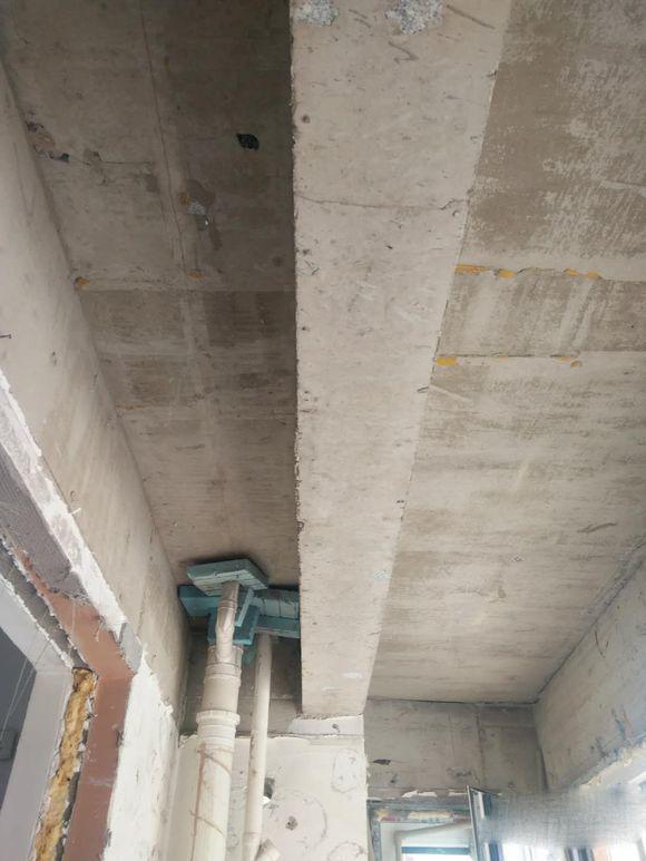 阳台有两根梁怎么装修占地又挡客厅采光砸一根留一根