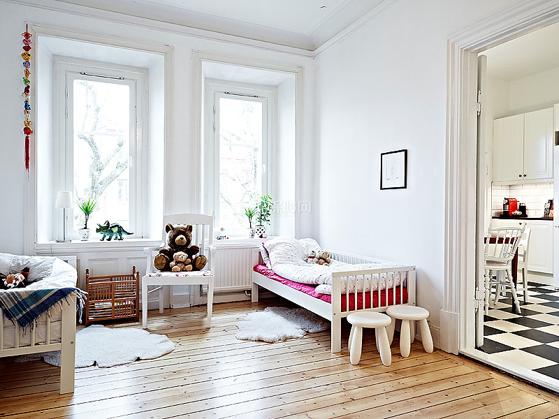 双人的儿童房很宽敞，也很简单，实木地板配白色床的搭