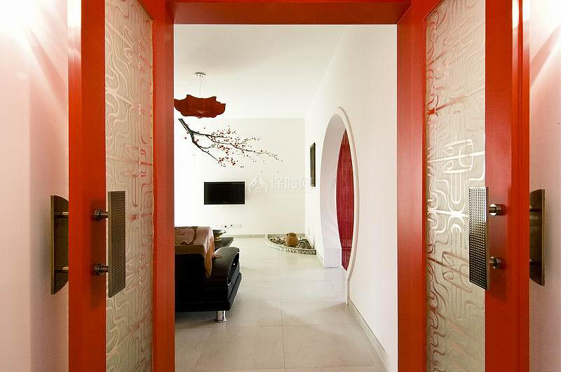红色的边框门通往客厅，在门上还有透明的中式花纹。