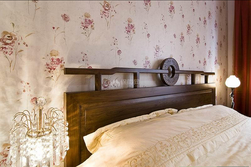 实木的大床很中式风，却配上水晶装饰灯和欧式的碎花壁
