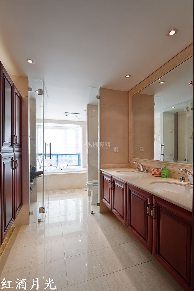 超大号的卫生间中有着酒店式的卫浴设施。