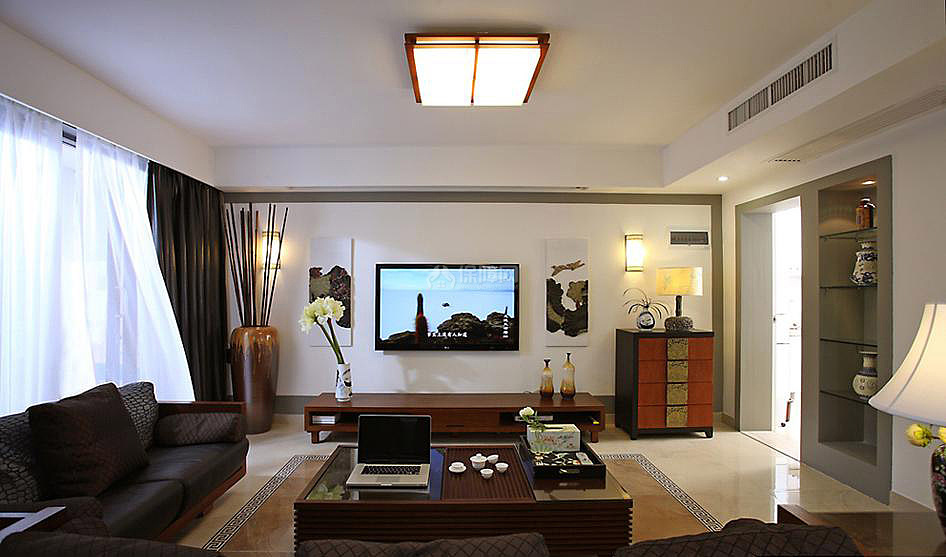 大气的客厅以直线型线条为主，方正的家具和各种软搭都
