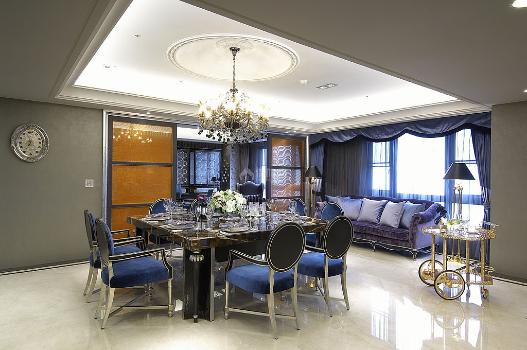 餐厅以家具、窗帘的紫蓝色系为主题，与书房橙黄色拉门