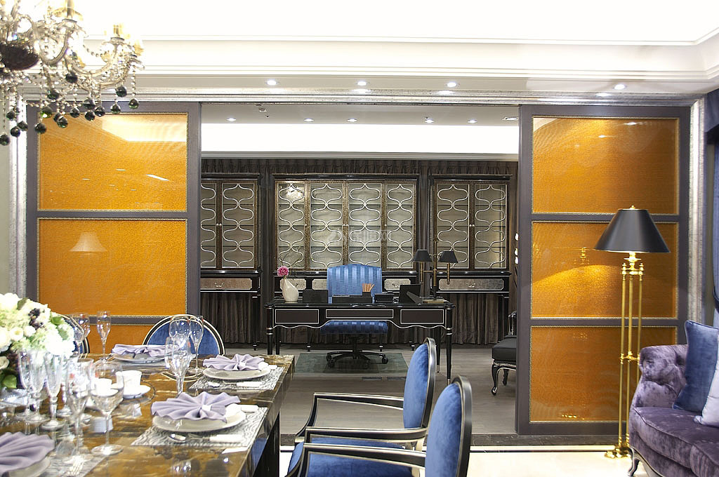 书房对开拉门以橙黄烤漆玻璃施作，营造空间醒目的视觉
