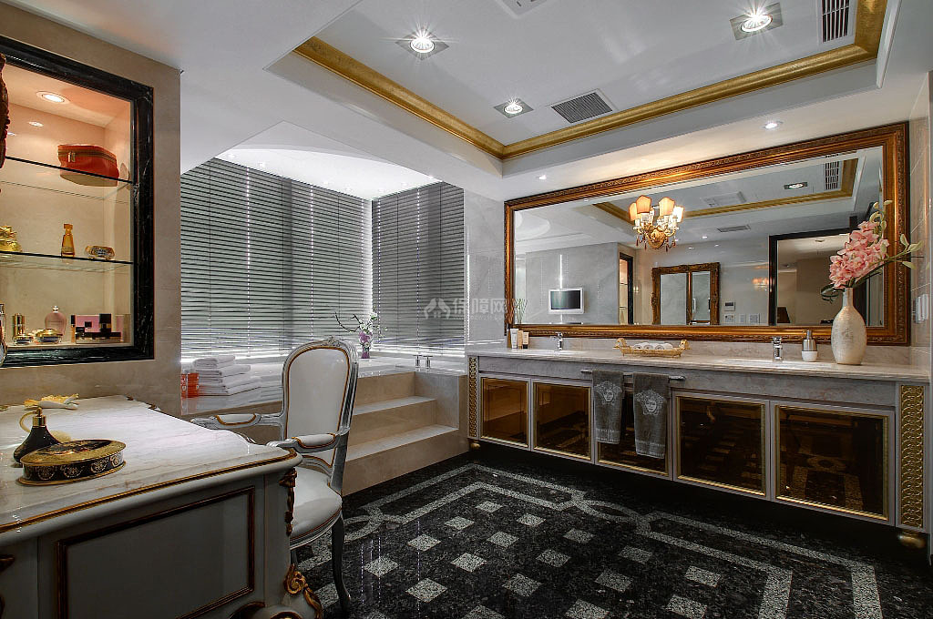 主卧专属浴室宛如杜拜宫廷，奢华与精緻指数令人讚叹不