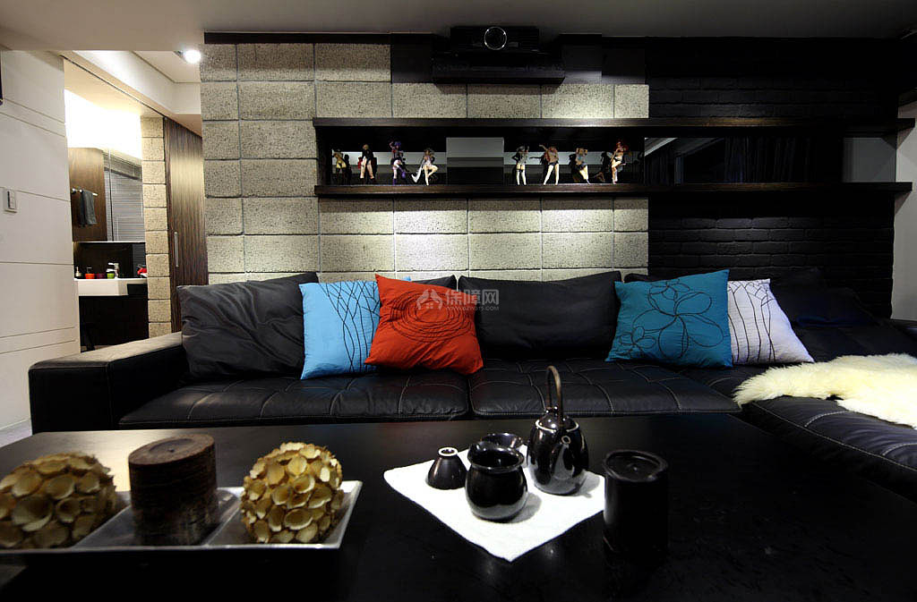 客厅的黑灰色主调，借由色彩鲜明的抱枕带出律动感，灰