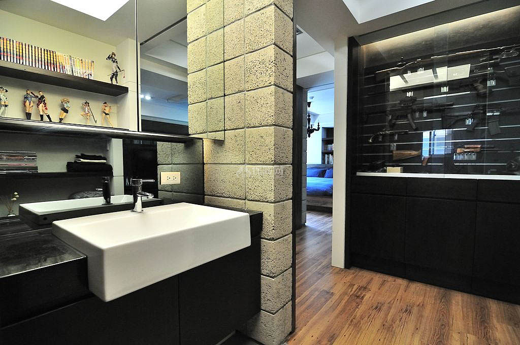 精致的磁砖与洗手台搭配粗旷的空心砖成为独特的装饰风