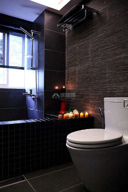 黑色砖石砌成的浴池，搭配灰色壁砖的沉静色彩，浸泡出