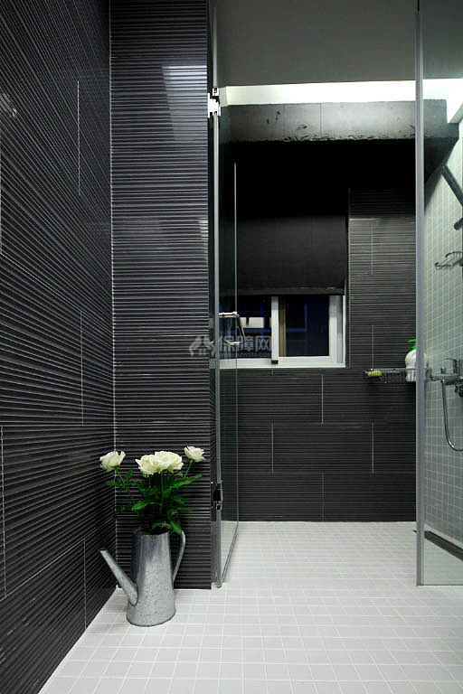 灰色条纹大面砖搭配灰色马赛克的淋浴间呼应着空间的整