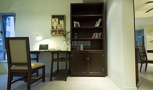 一个书柜，一张书桌，一个靠背椅，一个小小的墙上置物