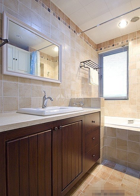 深色的储物柜，米色的主色调，白色的方形浴室镜，颜色