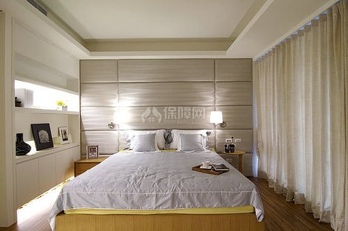 望向山海景致的卧室，简化室内色彩，在床头以对称的壁