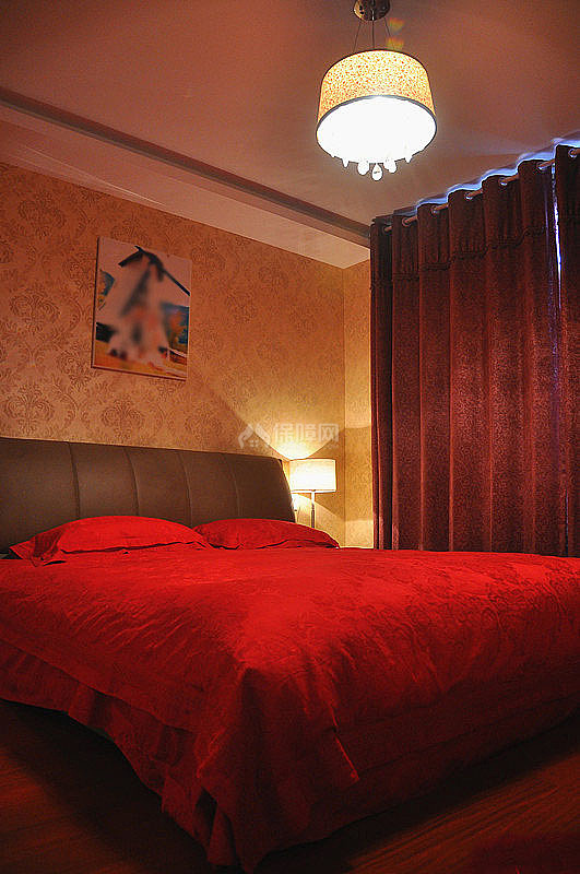 卧室里的设计也是以温馨调为主，酒红色的窗帘和大红色